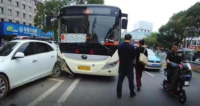 公交司机突发晕厥撞上2辆公交车