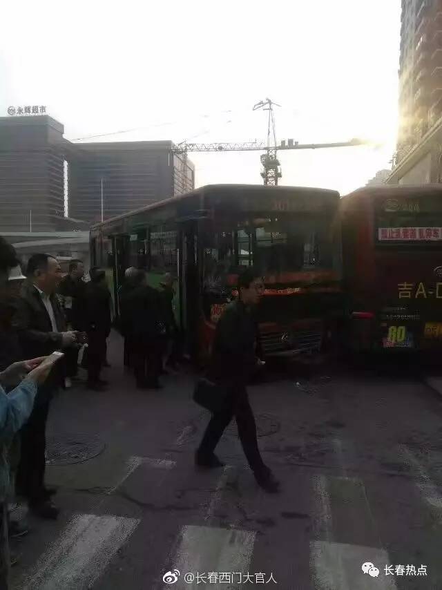 公交司机突发晕厥撞上2辆公交车