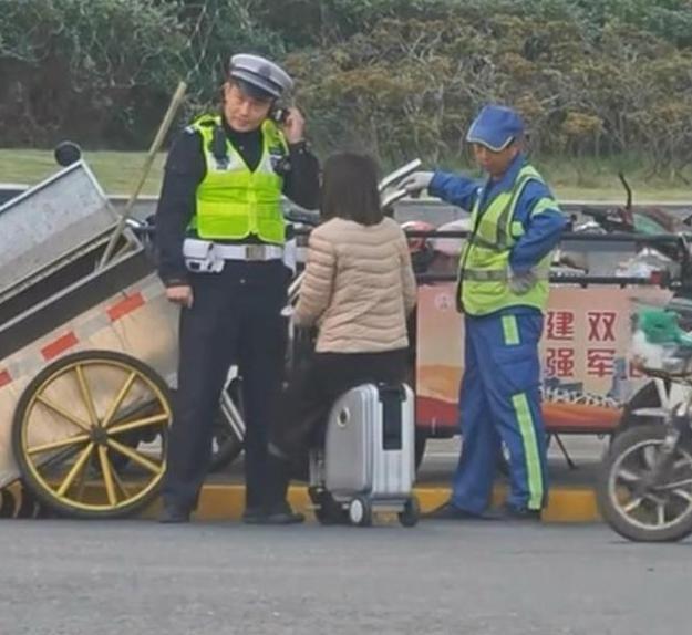 女子骑电动行李箱被拦反怼交警