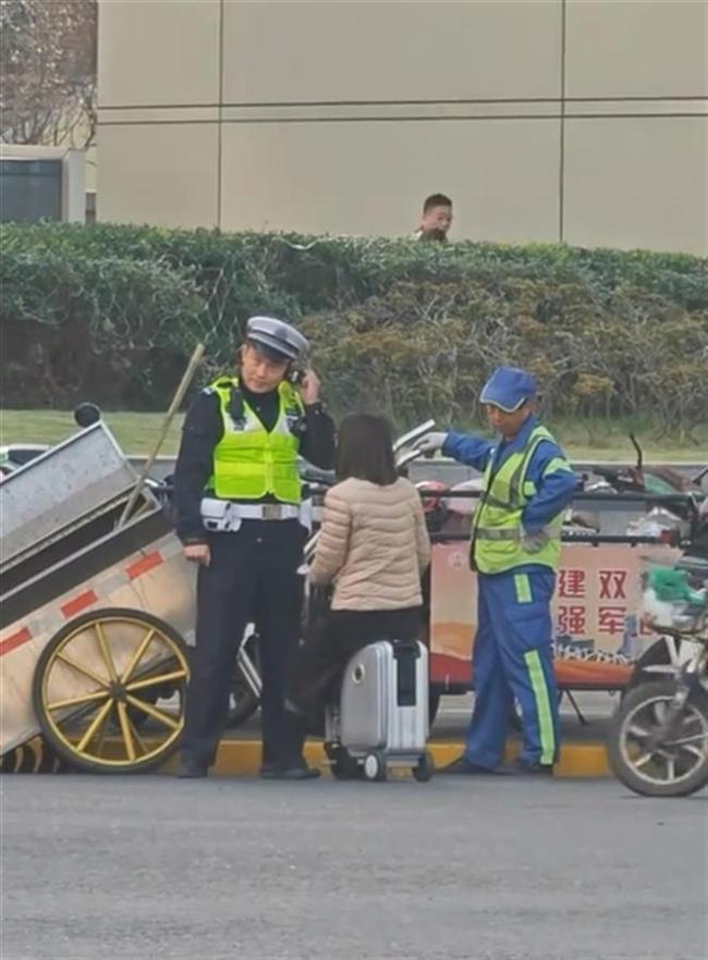 女子骑电动行李箱上街被拦反怼交警：你来接我上班吗？
