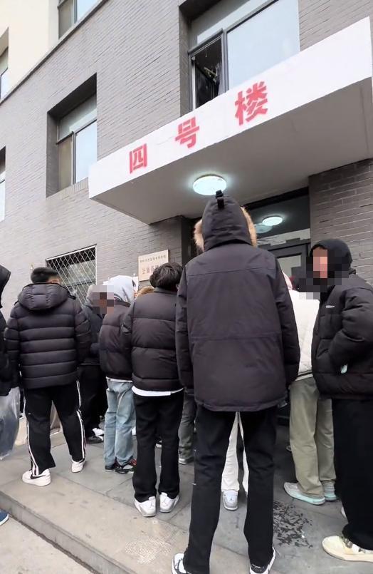 学生差2分钟进宿舍被赶 辽宁一学校学生吐槽只能雪中等待？回应来了