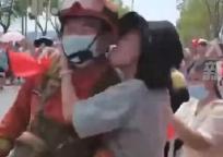 市民夹道相送 消防员撤离时被重庆妹子强吻