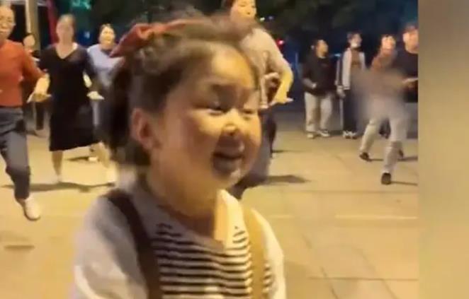 9岁女孩跳广场舞3年成领队